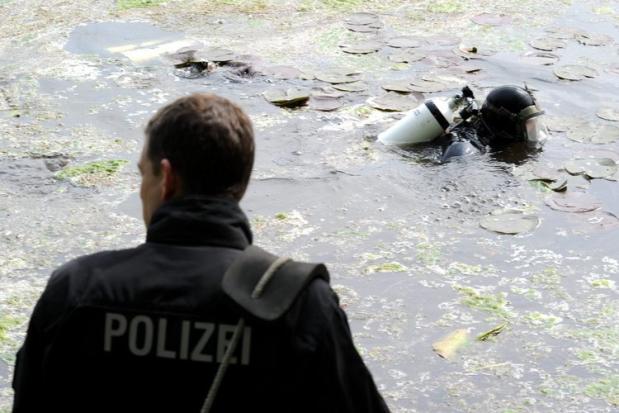 Taucher der Polizei suchten bereits Ende Mai in einem Teich in  Heikendorf bei Kiel nach dem vermissten 18-Jährigen. Nun haben sie in  der Förde seinen Schuh gefunden.