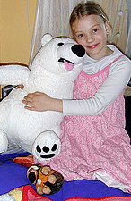 Antonia (9) in ihrem Reich: Unter dem Prinzessinnen-Baldachin und mit ihrem Eisbären fühlt sie sich geborgen.